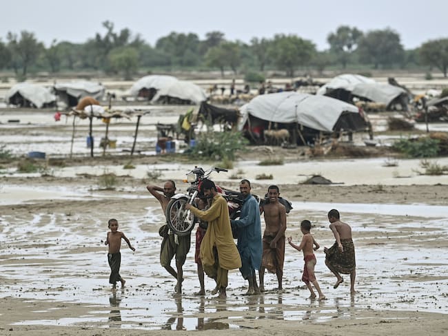 Se prevé las lluvias monzónicas continúen por varios días mientras avanzan los trabajos de búsqueda de personas desaparecidas.
(Foto: ASIF HASSAN/AFP via Getty Images)