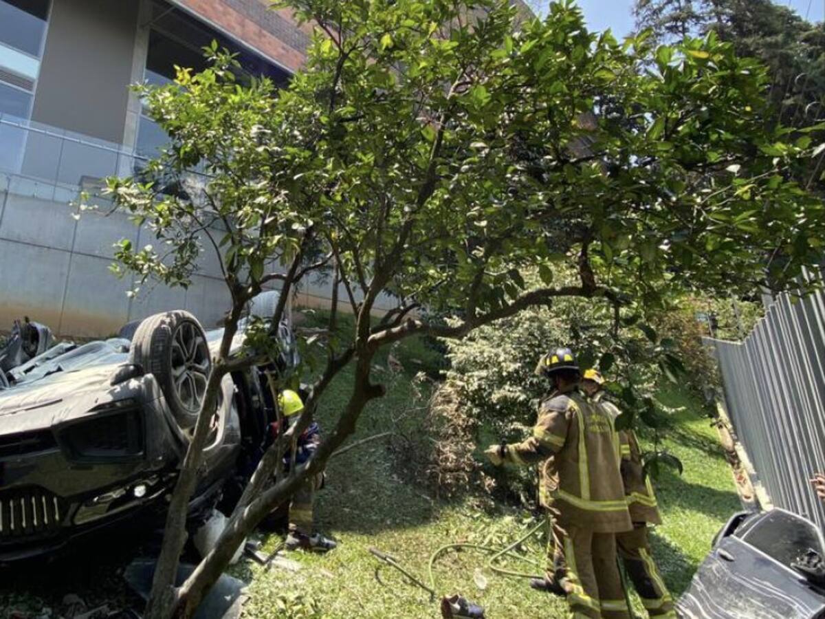 Ocupantes del carro que cayó de un parqueadero, tienen antecedentes penales