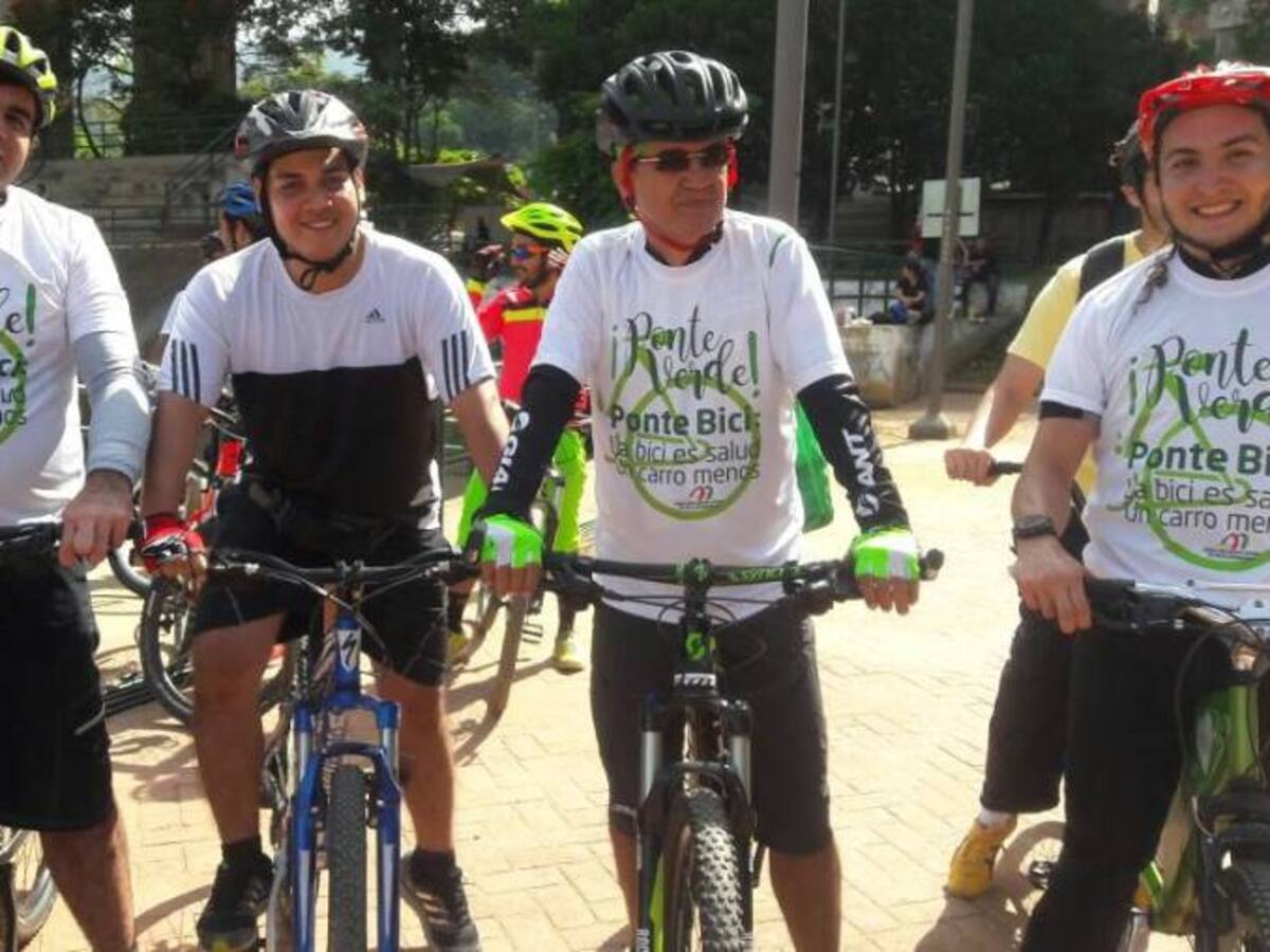 Concejales llegan a trabajar en bicicleta para pedir que se masifique su uso