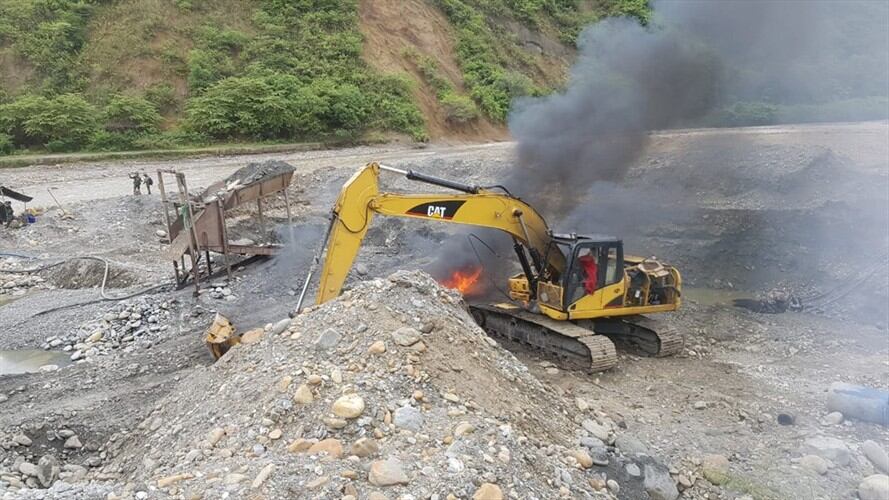 Las autoridades se desplazaron en tres aeronaves hasta la vereda Cajamarca, con el fin de finalizar las acciones ilegales realizadas para la extracción de oro. Foto: Ejército Nacional