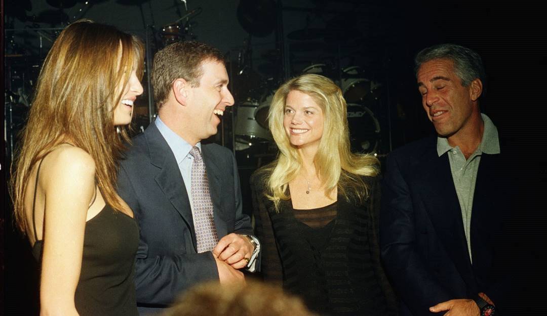 Melania Trump, el príncipe Andrés, Gwendolyn Beck y Jeffrey Epstein en una fiesta en Mar-a-Lago en el año 2000.          Foto: Getty