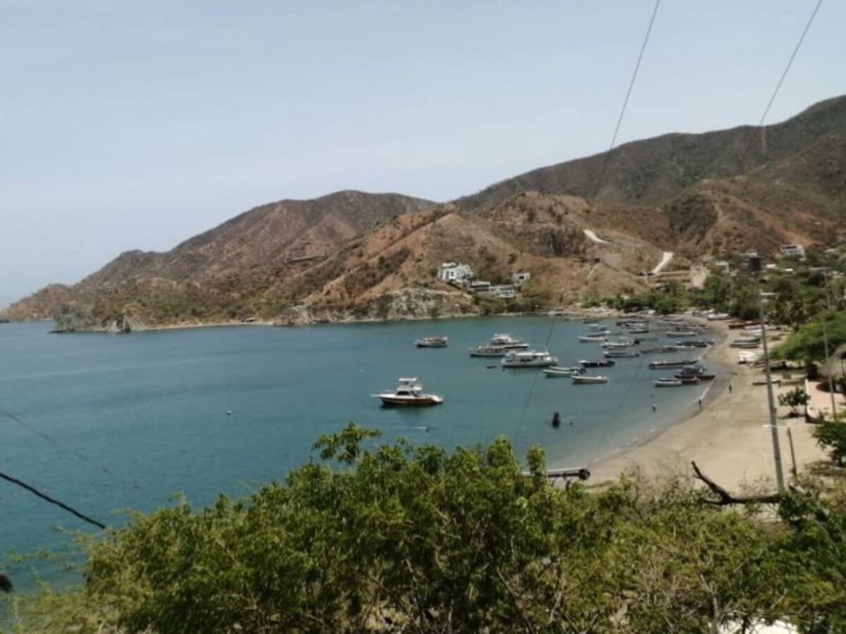 Como en una playa nudista mujer camina sin ropa en Taganga y causa polémica