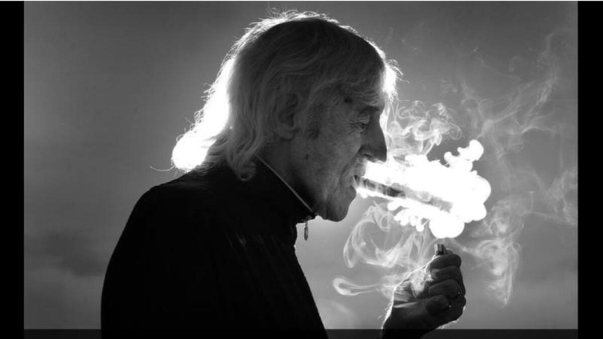 El expresentador de la BBC Jimmy Savile fue fotografiado por Simon Hulme, del periódico Yorkshire Post, cuatro días antes de su muerte, en lo que fue su última entrevista. El excéntrico DJ que estuvo al frente de dos de los programas de televisión más populares en las décadas de los años 70 y 80, fue denunciado por abuso sexual de decenas de personas durante 40 años, entre ellas varias menores.