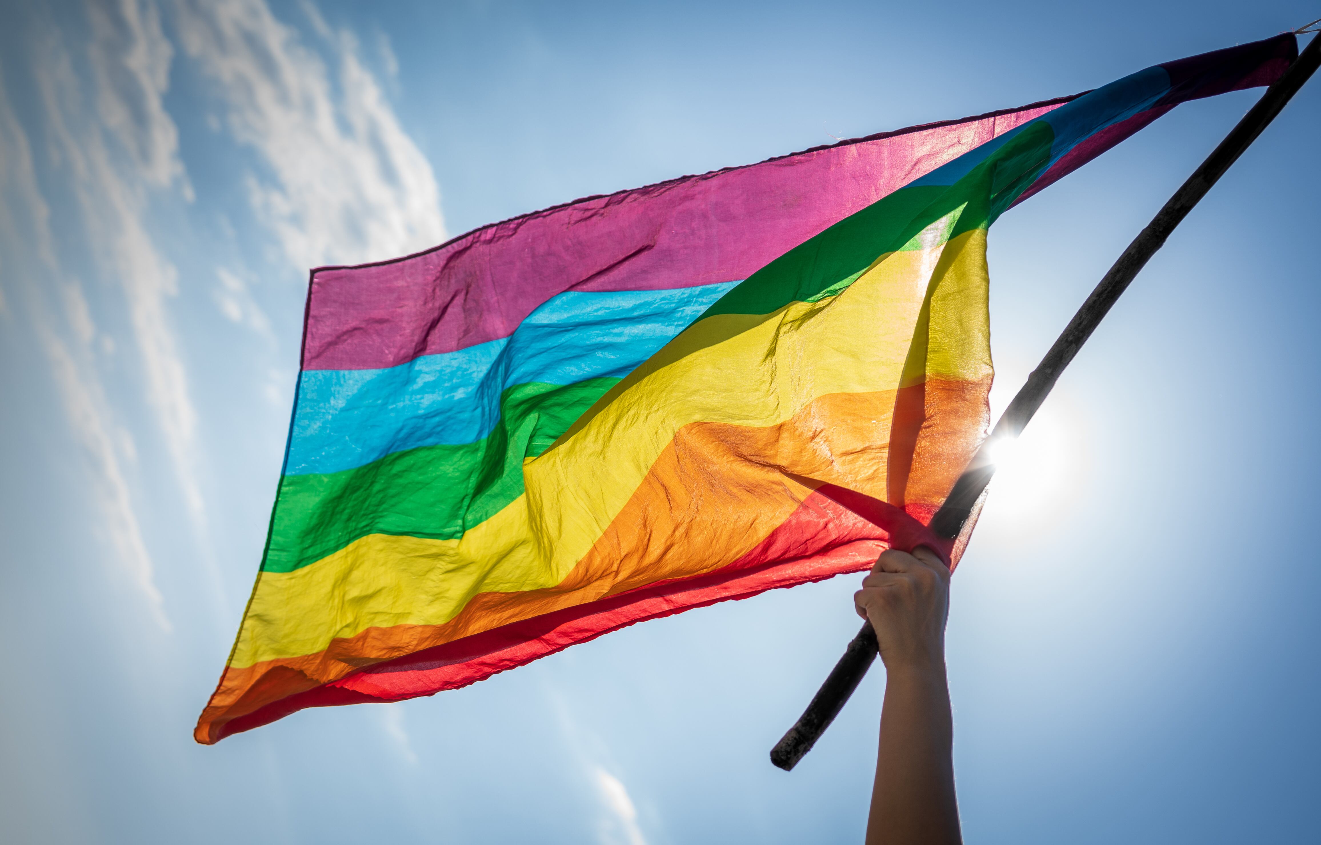 Imagen de referencia de una bandera LGBTI en el cielo. Foto: Getty Images.
