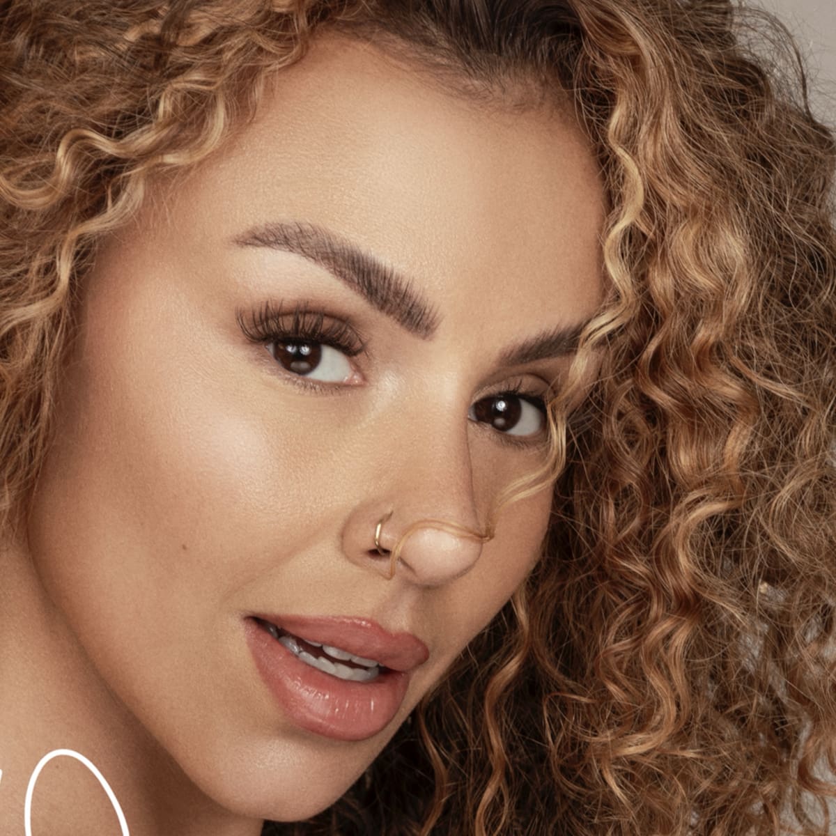 MAÍA lanza “Nacimos Ganadores”, un himno de esperanza y orgullo para Colombia