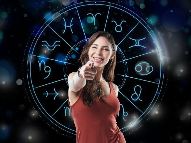 Imagen de referencia: signos del zodiaco y mujer con suerte