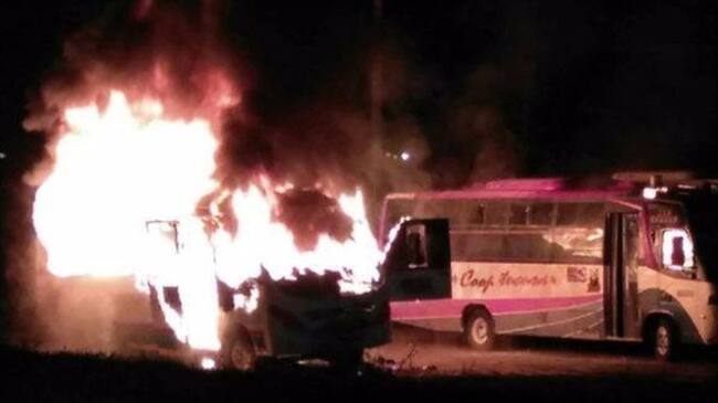 Tres buses intermunicipales habrían sido quemados en Montería. Foto: Claudia Hernández (W Radio)