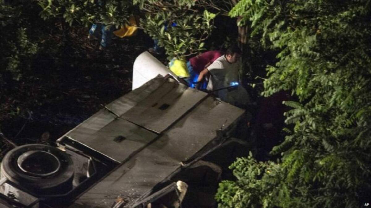 En él viajaban unos 50 pasajeros, entre ellos niños.