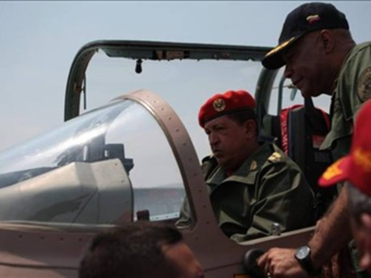 Chávez recibe primeros aviones chinos portadores de misiles, cohetes y bombas