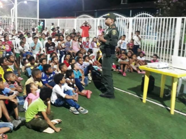 Con “Cine Al Parque” Policía lleva educación y bienestar a niños de Mompox