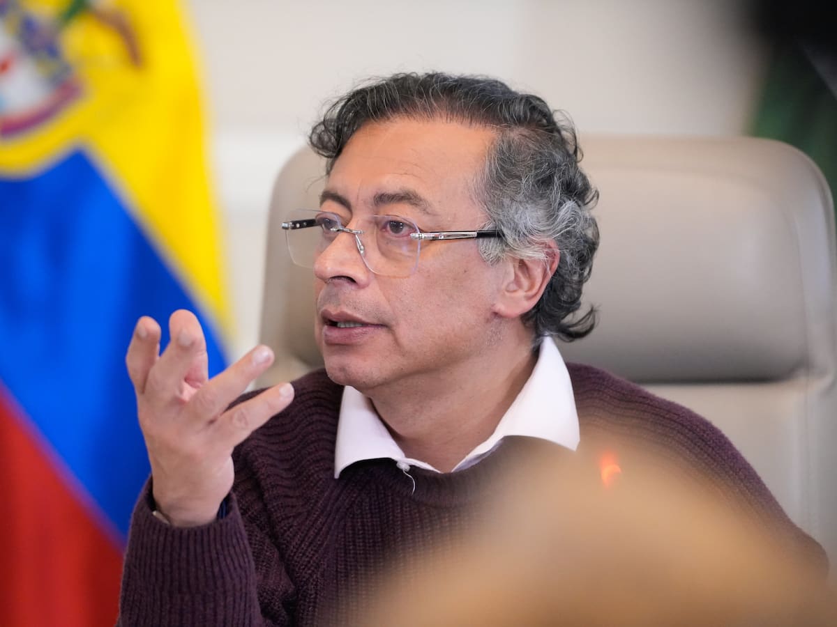 Petro cuestiona decisión sobre su cuenta de X e invita a usar la camiseta de la Selección Colombia