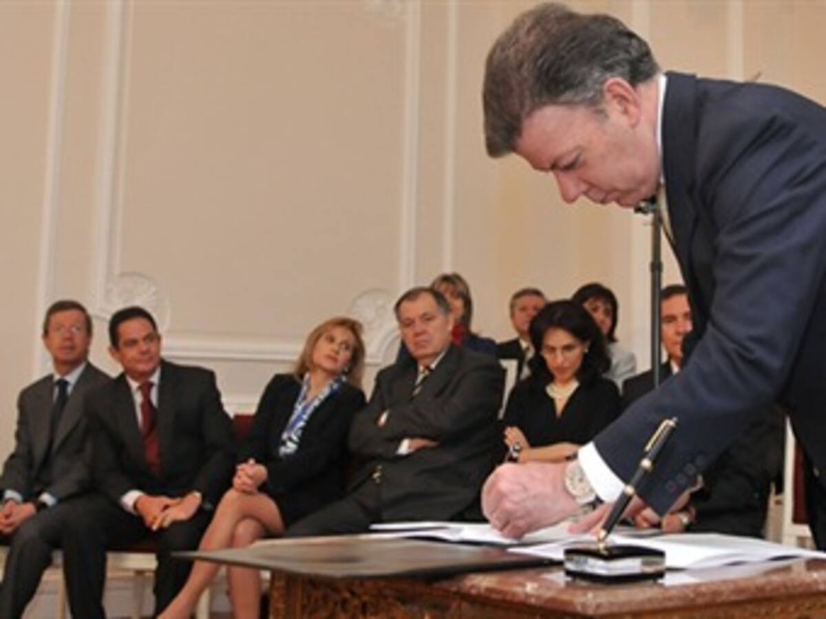 Presidente Santos denuncia fraude en Acción Social