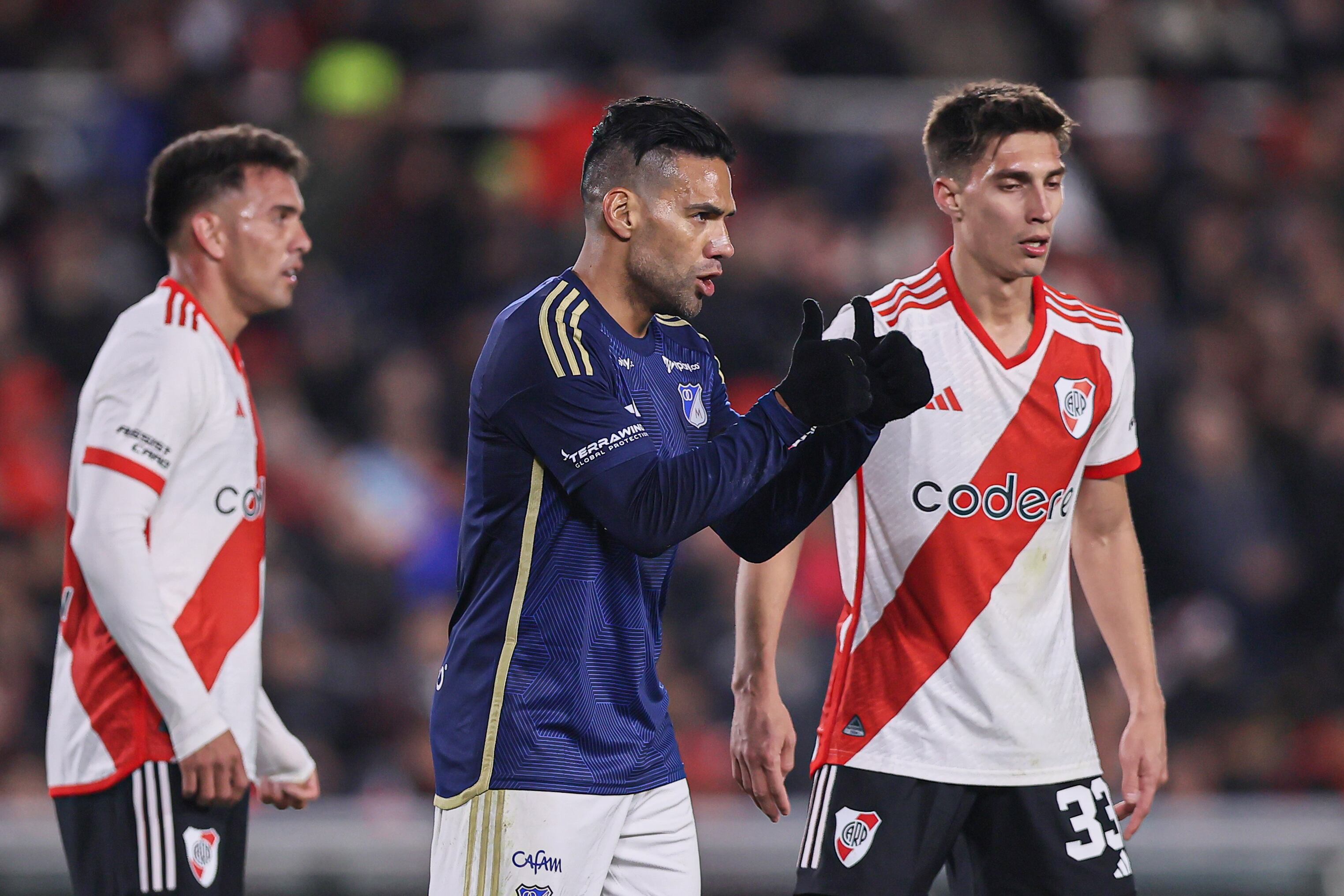 Radamel Falcao García (c) de Millonarios reacciona durante un partido amistoso entre Millonarios y River Plate, en el estadio Mâs Monumental, en Buenos Aires (Argentina). EFE/ Str