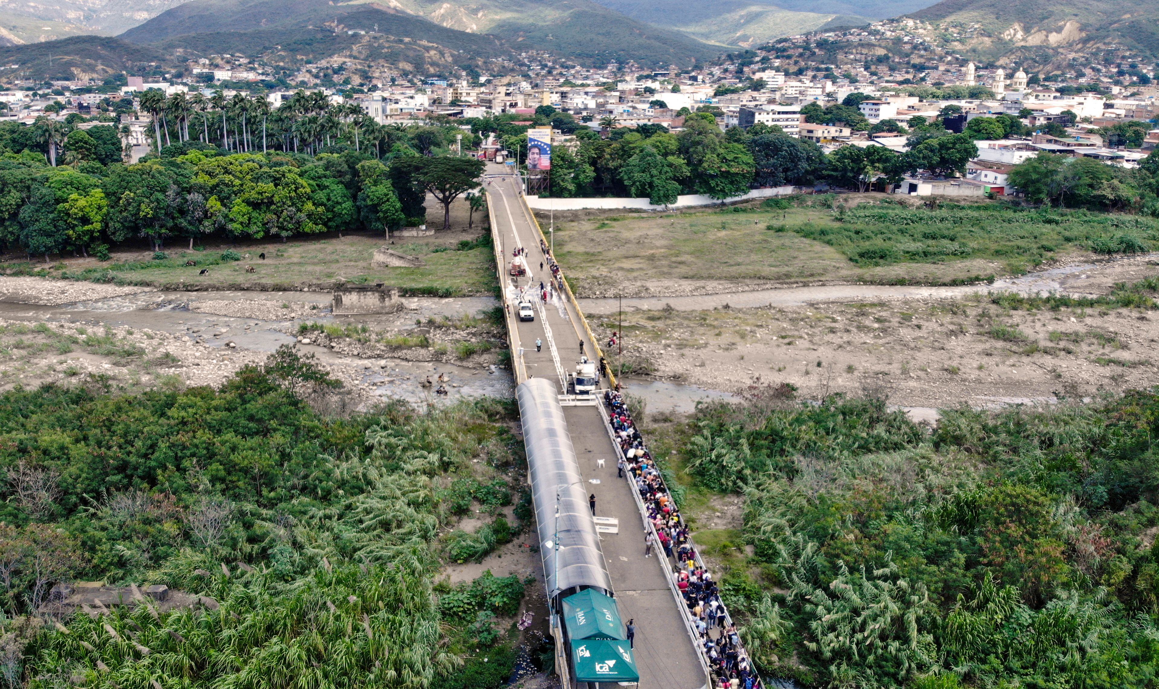 Vista aérea del Puente Internacional Simón Bolívar que conecta a Colombia con Venezuela.