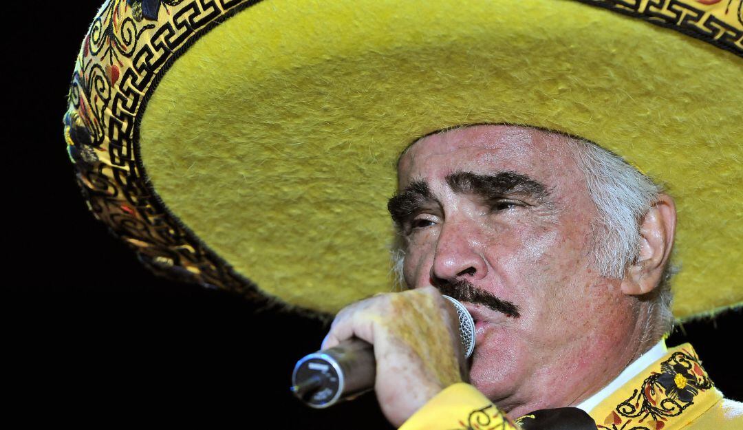 Vicente Fernández en una de sus presentaciones en Cali
