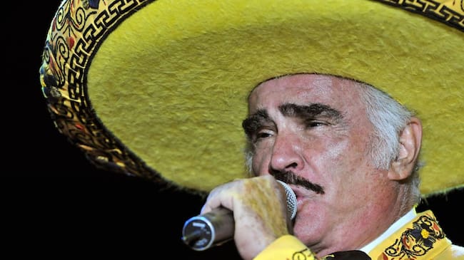 Vicente Fernández en una de sus presentaciones en Cali