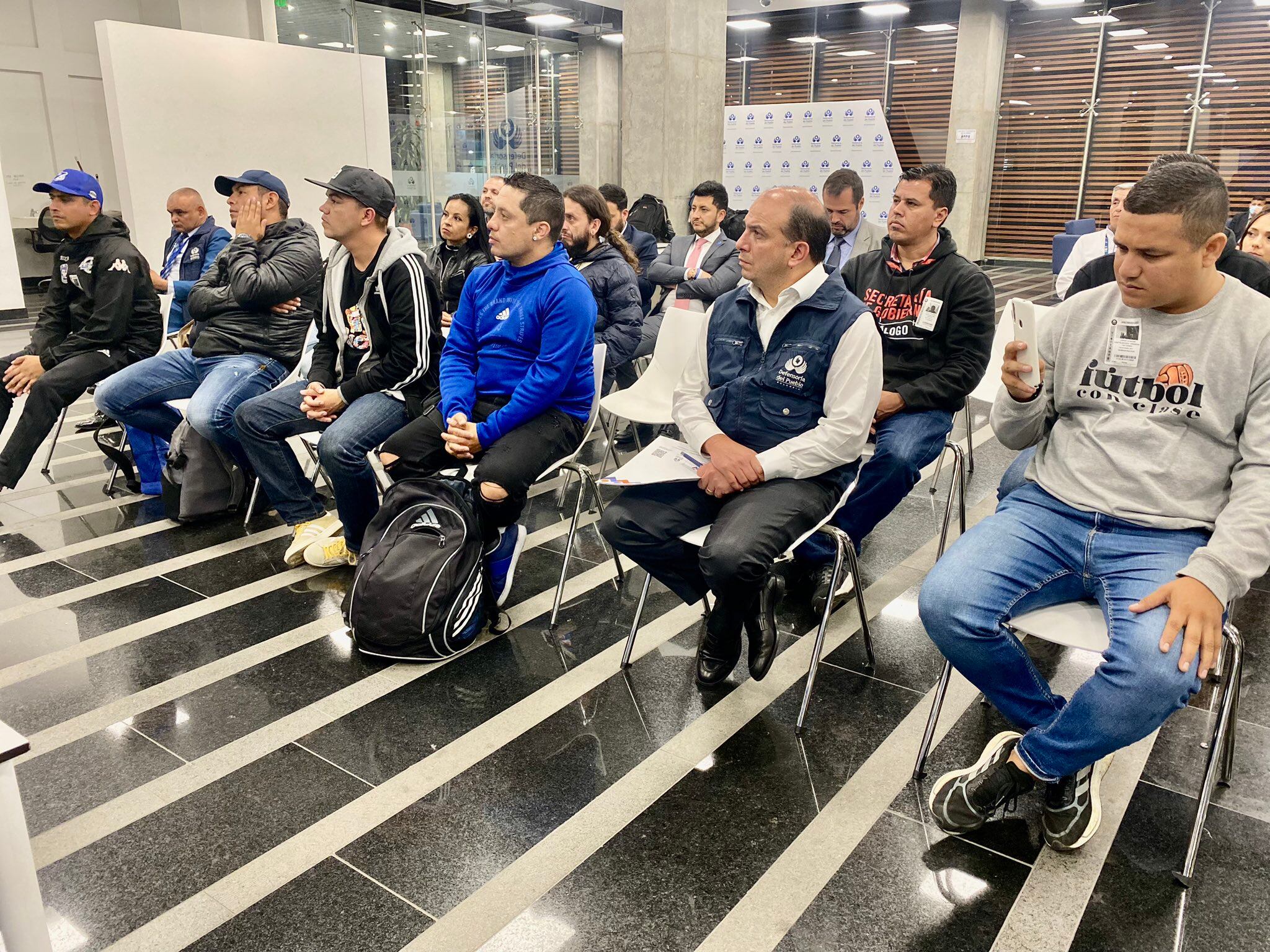 Representantes de barras de Millonarios y Junior, en trabajo conjunto con la Defensoría del Pueblo / Foto: Twitter @DefensoriaCol