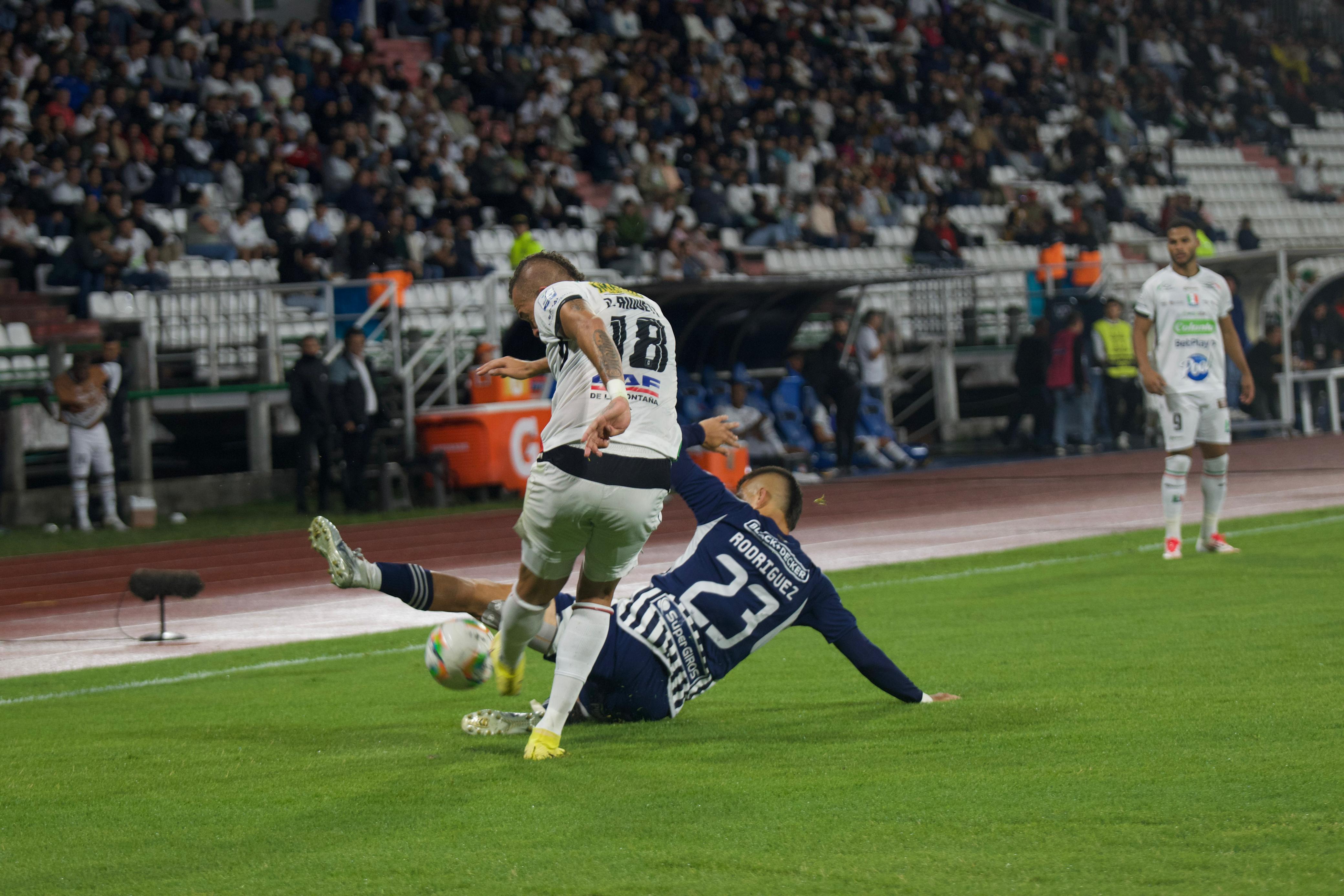 Once Caldas y Junior empataron 2-2 en el estadio Palogrande de Manizales / Colprensa.