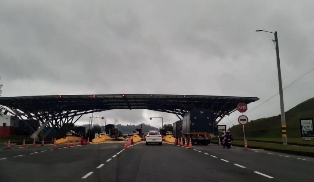 Cielo nublado en el Quindío, al fondo el peaje de Circasia en Autopistas del Café. Foto Adrián Trejos