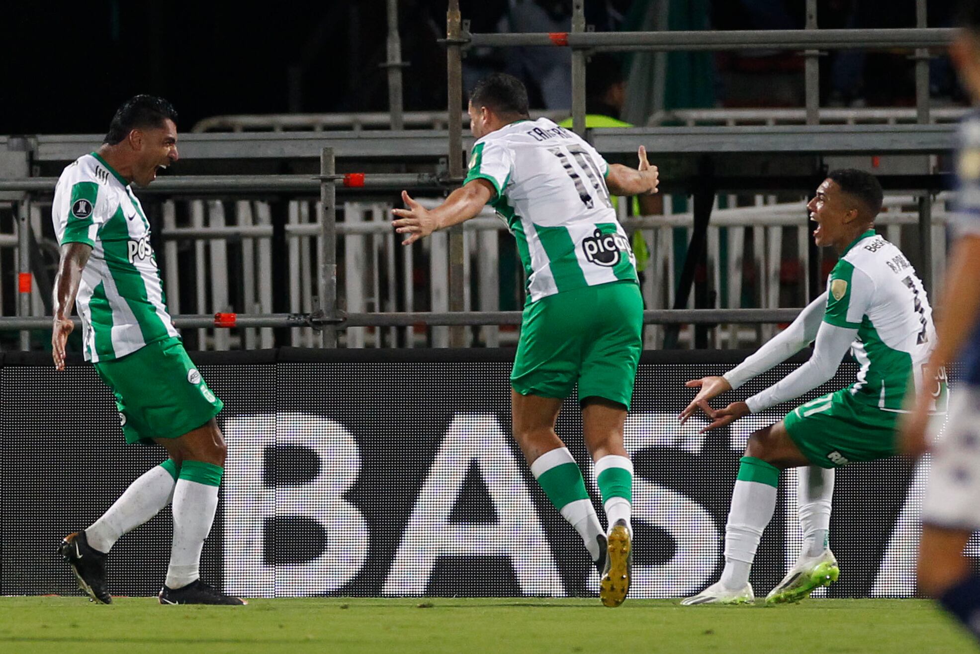 Jefferson Duque (i) de Nacional celebra un gol hoy, en un partido de los octavos de final de la Copa Libertadores ante Racing en el estadio Atanasio Girardot en Medellín (Colombia). EFE/ Luis Eduardo Noriega A.