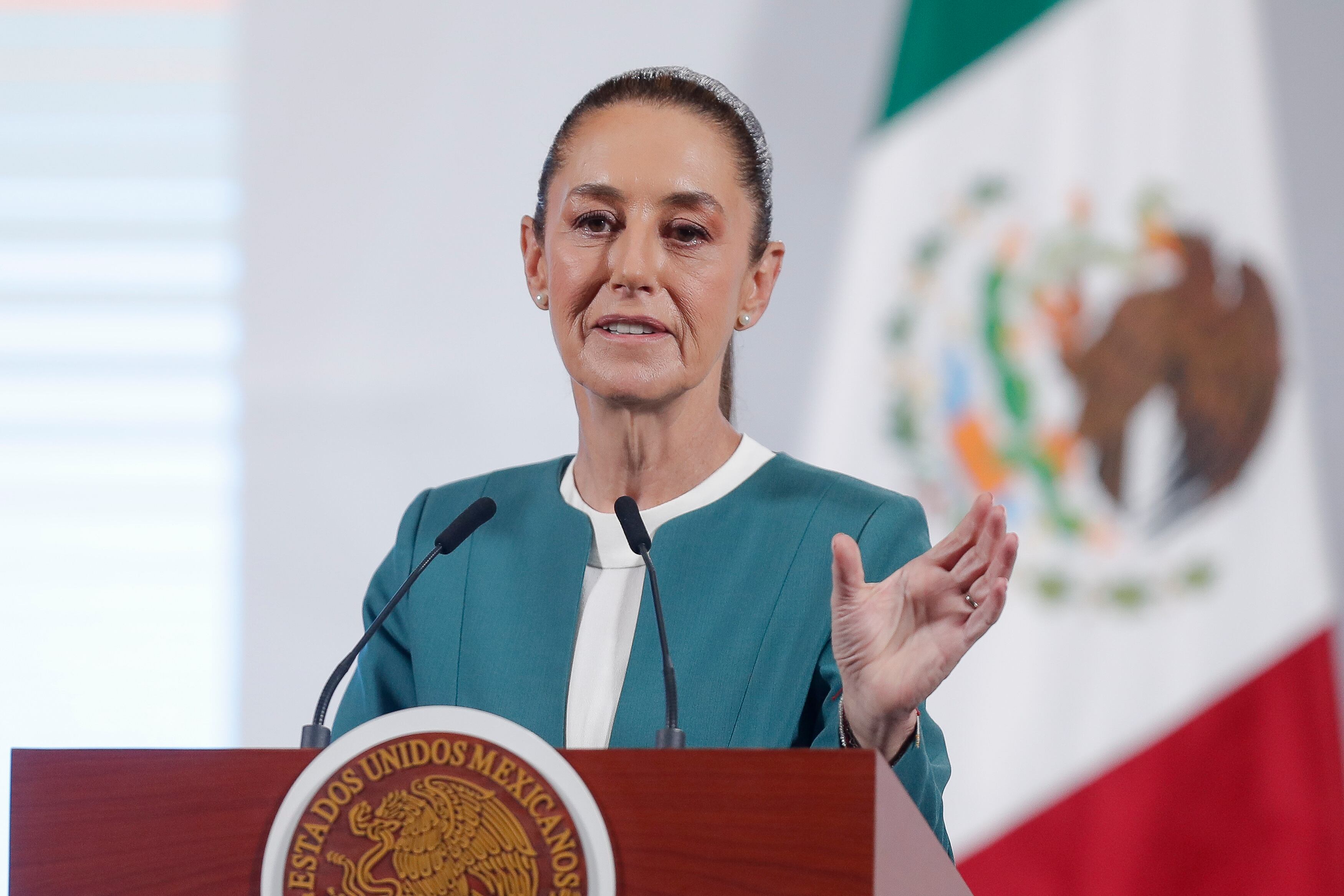 MEX6694. CIUDAD DE MÉXICO (MÉXICO), 17/03/2025.- La presidenta de México, Claudia Sheinbaum, habla en una rueda de prensa este lunes, en Palacio Nacional en Ciudad de México (México). El Gobierno mexicano analiza reducir los centros que instaló para recibir a migrantes deportados desde Estados Unidos tras recibir solo a 24.413 en las primeras ocho semanas de la nueva Administración de Donald Trump, según informó Sheinbaum. EFE/ Isaac Esquivel