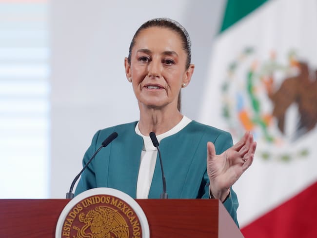 MEX6694. CIUDAD DE MÉXICO (MÉXICO), 17/03/2025.- La presidenta de México, Claudia Sheinbaum, habla en una rueda de prensa este lunes, en Palacio Nacional en Ciudad de México (México). El Gobierno mexicano analiza reducir los centros que instaló para recibir a migrantes deportados desde Estados Unidos tras recibir solo a 24.413 en las primeras ocho semanas de la nueva Administración de Donald Trump, según informó Sheinbaum. EFE/ Isaac Esquivel