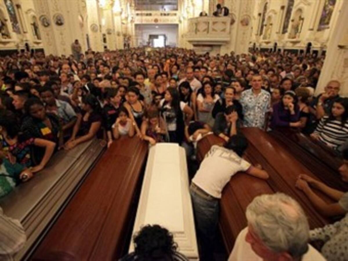 En medio de profundo dolor sepultan a primeras víctimas de Bello