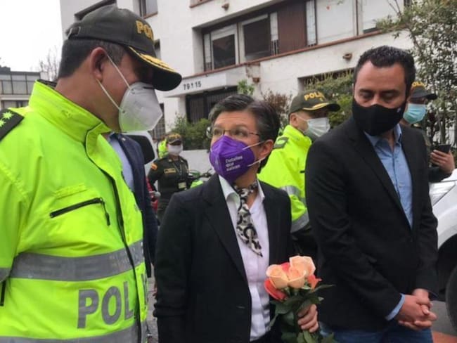 La alcaldesa Claudia López acudió al lugar donde fue asesinado el patrullero Caro Gómez, en la localidad de Chapinero