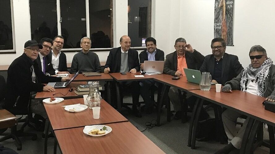 En una reunión entre integrantes de las Farc y ex paramilitares, acordaron contar la verdad de sus acciones violentas y reparar a sus víctimas. Foto: Colprensa