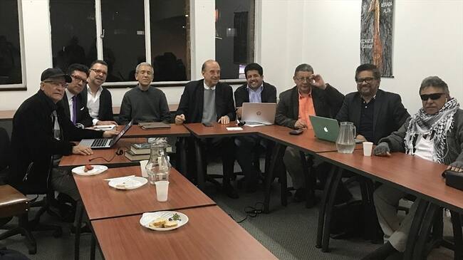 En una reunión entre integrantes de las Farc y ex paramilitares, acordaron contar la verdad de sus acciones violentas y reparar a sus víctimas. Foto: Colprensa