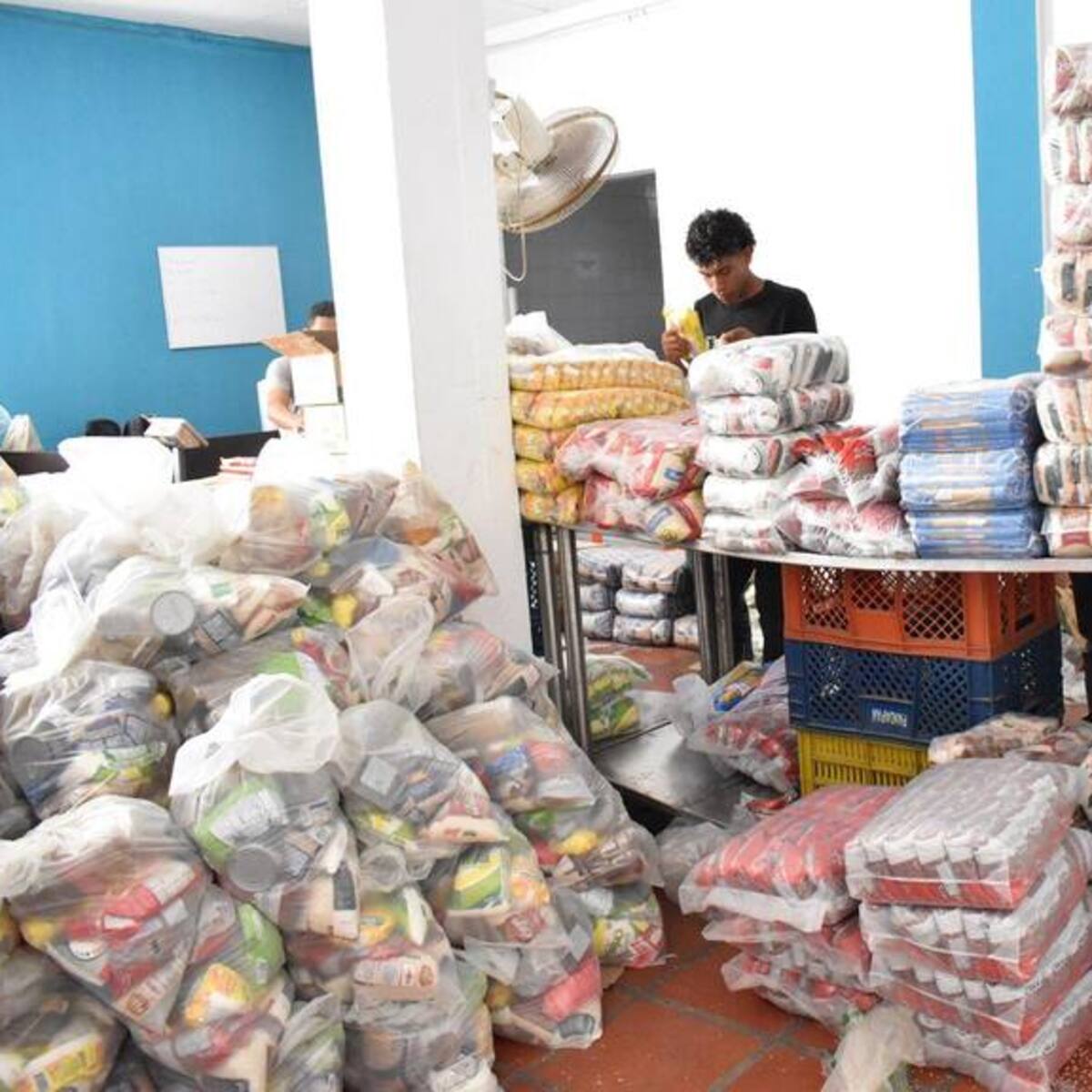 Inició recepción de ayudas en el coliseo Bernardo Caraballo para damnificados del terremoto