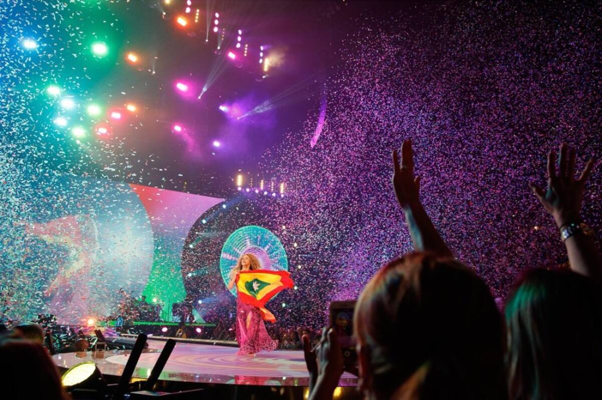 Al cantar "Hips Don't Lie" en su presentación en Miami, Shakira alzó la bandera de Barranquilla