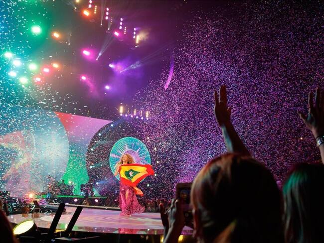Al cantar "Hips Don't Lie" en su presentación en Miami, Shakira alzó la bandera de Barranquilla