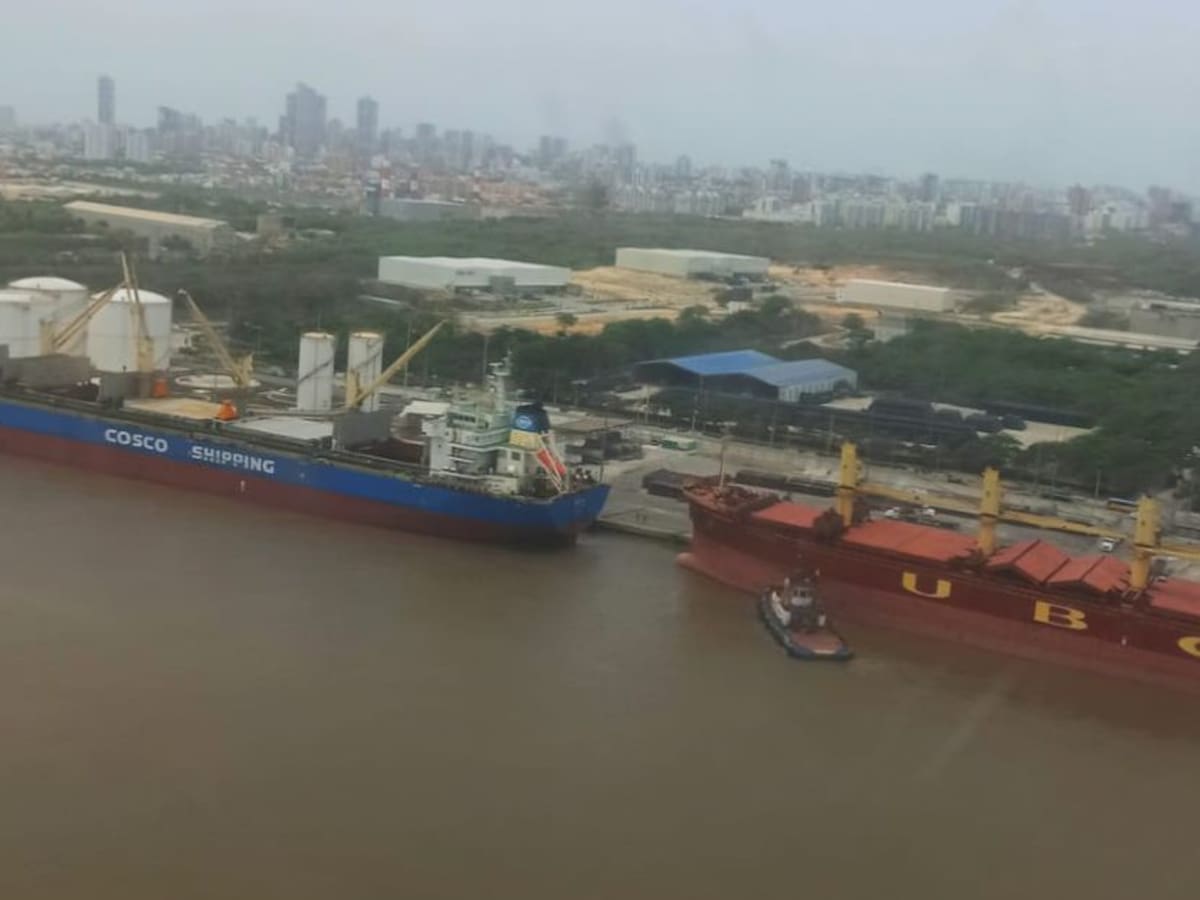 Buque con materia prima, sin poder ingresar al puerto de Barranquilla