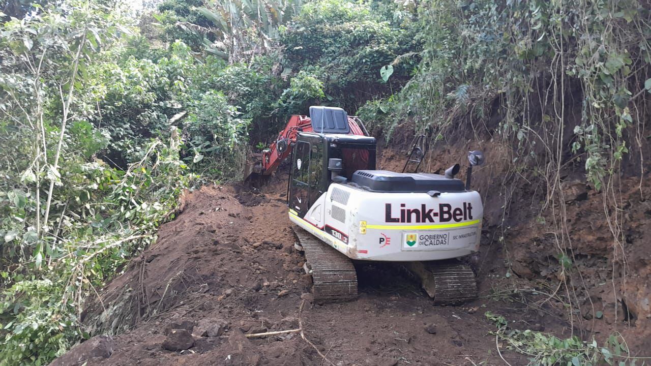 Maquinaria de la Gobernación de Caldas removiendo uno de los derrumbes que bloquean las carreteras departamentales. Foto: Secretaría de Infraestructura de Caldas.
