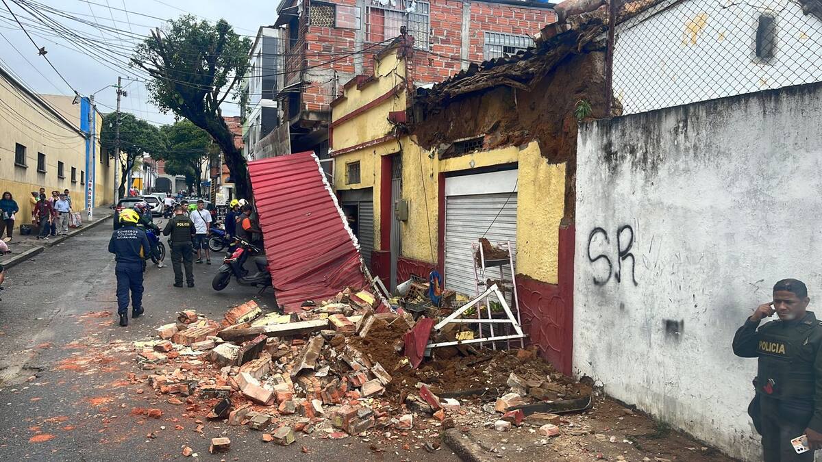 Dos heridos graves tras caída de un techo en Bucaramanga