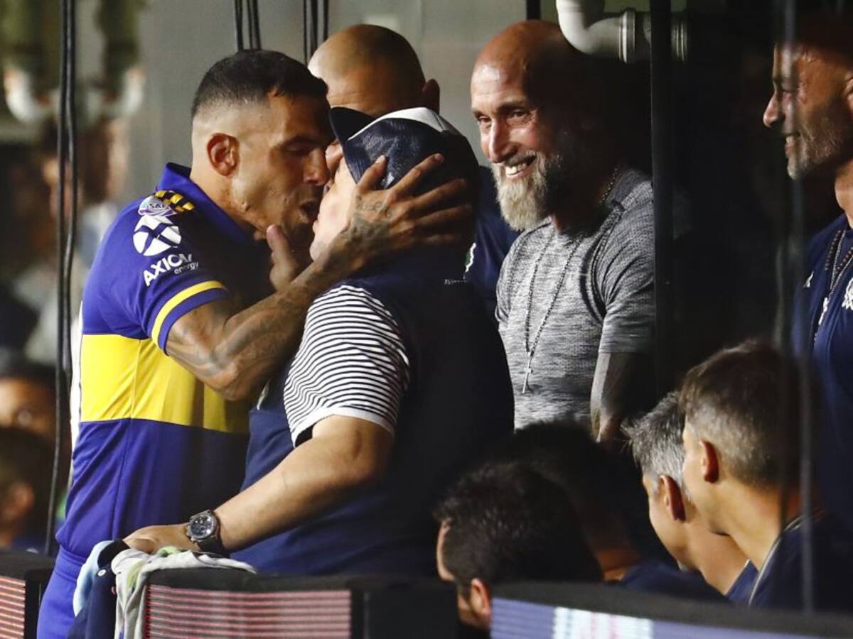 Beso a Tévez, lágrimas y ovación: El regreso de Maradona a la Bombonera