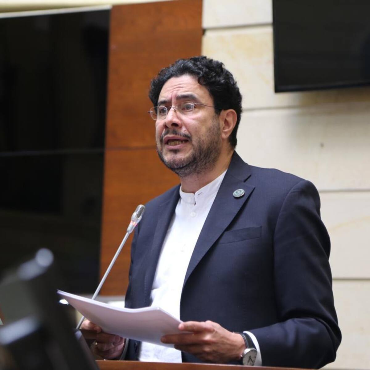 “Hay problemas en el proceso de paz con el ELN, pero los estamos resolviendo”: Iván Cepeda