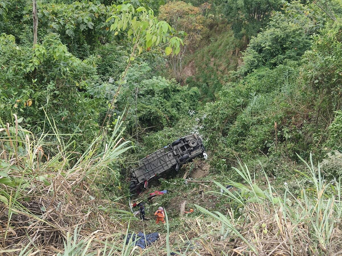 9 muertos y 32 heridos tras accidente de bus en la vía Bucaramanga - San Alberto