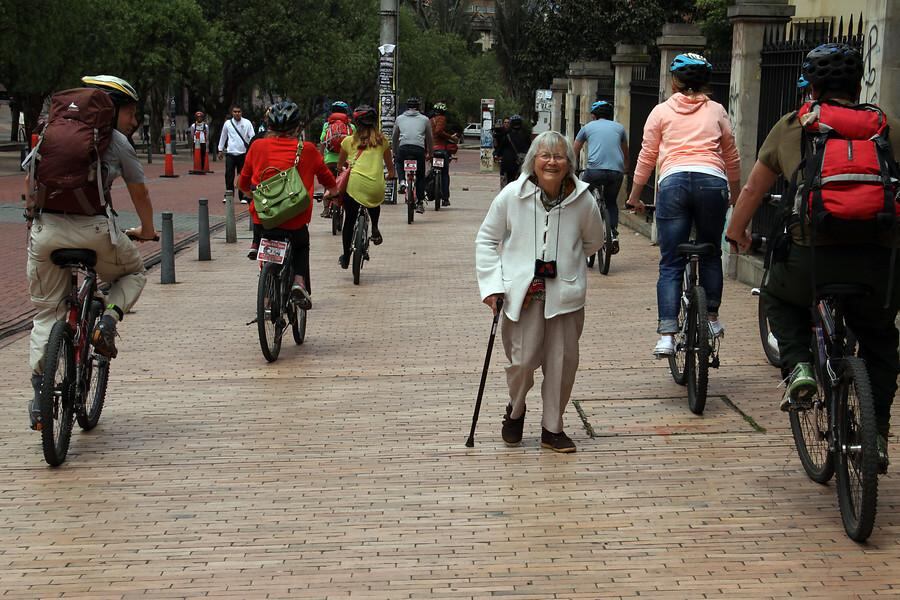 El alcalde de Bogotá, Gustavo Petro, dio inicio al servicio de préstamo gratuito de bicicletas en el marco de la peatonalización del Eje Ambiental.