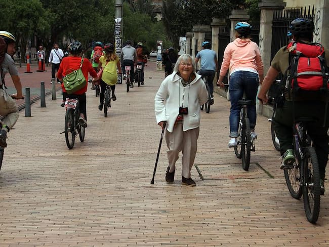 El alcalde de Bogotá, Gustavo Petro, dio inicio al servicio de préstamo gratuito de bicicletas en el marco de la peatonalización del Eje Ambiental.