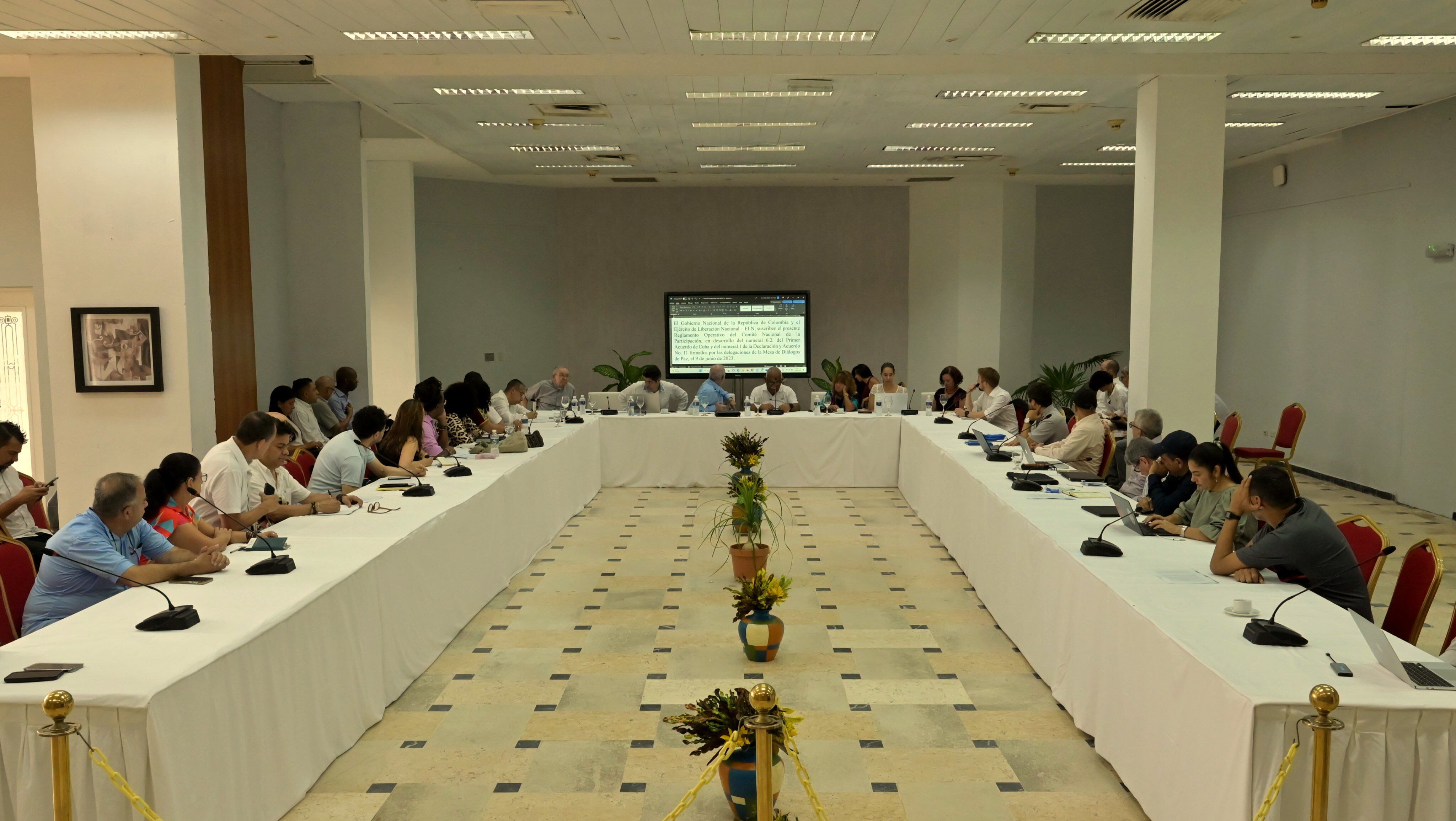 Delegaciones del gobierno y el ELN firman los protocolos del cese al fuego.