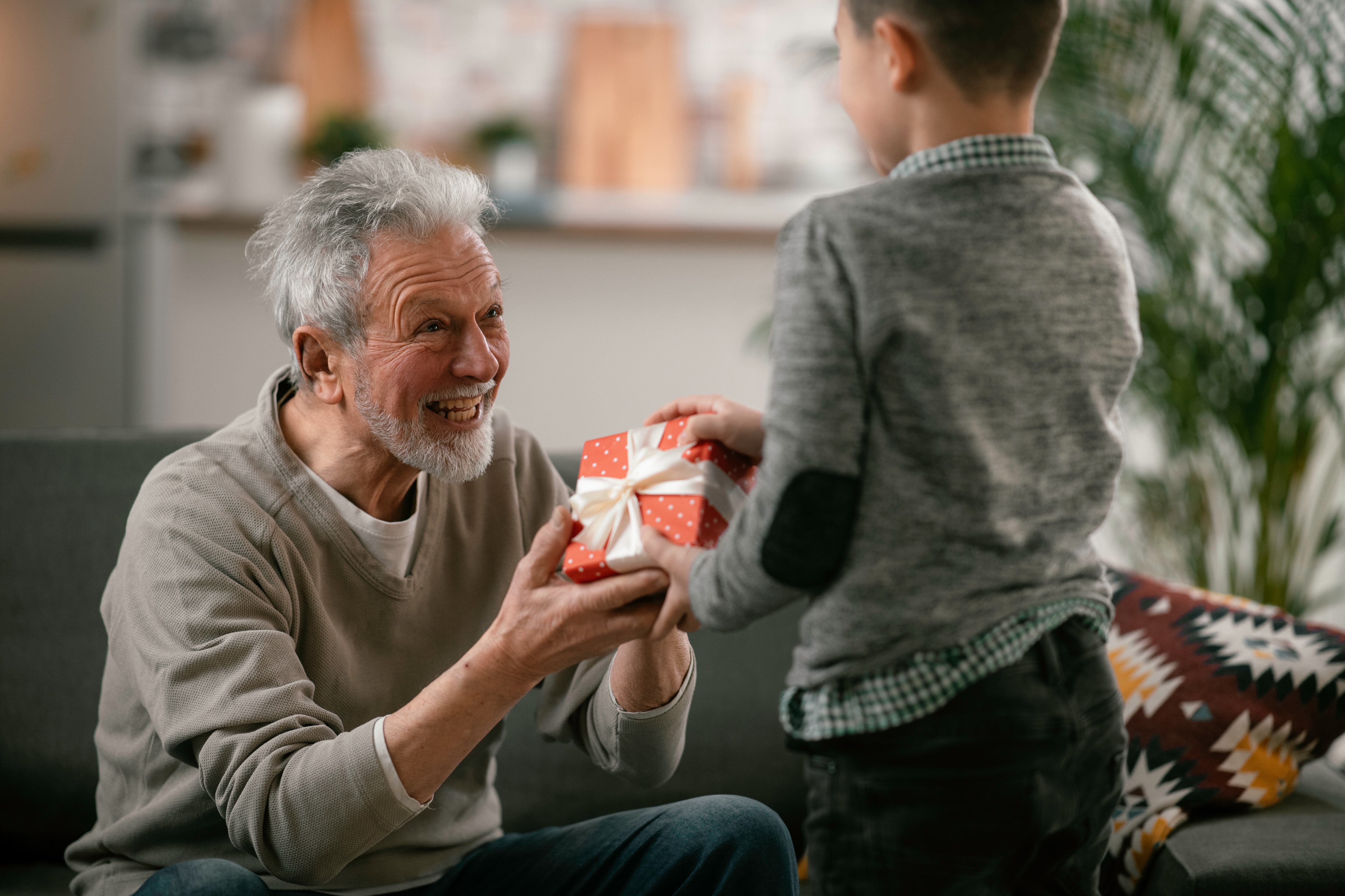 Hombres recibiendo un regalo de un niño (Foto vía Getty Images)