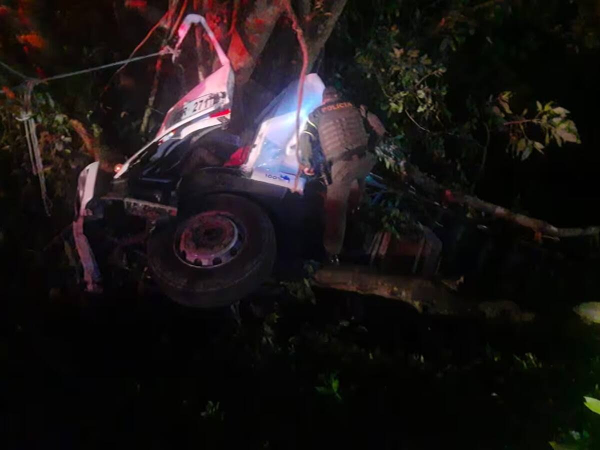 Camión chocó contra árbol en zona rural de Bayunca: el conductor está fuera de peligro