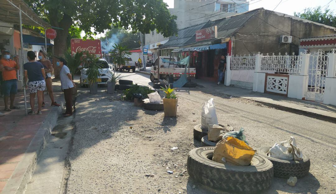 Los residentes del sector decidieron cerrar la calle por el mal estado en el que se encuentra a esperas de que el Distrito la intervenga.