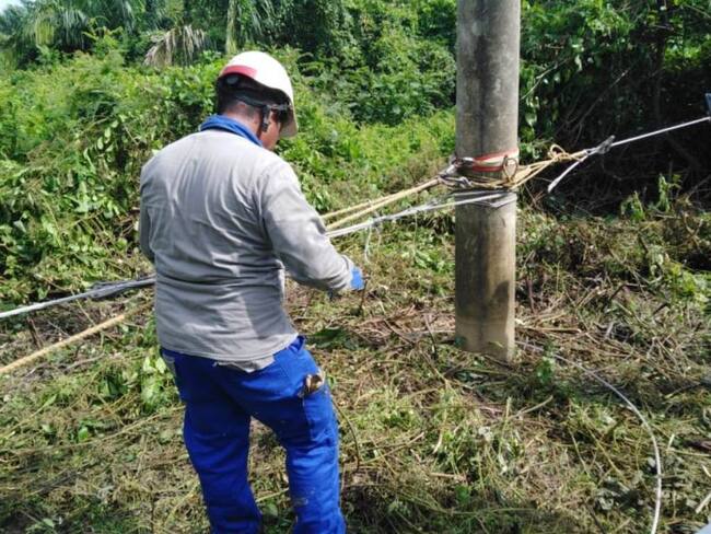 Lluvias y vías dificultan atención de daños eléctricos en el sur de Bolívar