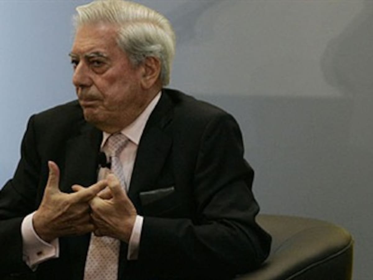 El socialismo del siglo XXI ha muerto con Chávez, según Vargas Llosa
