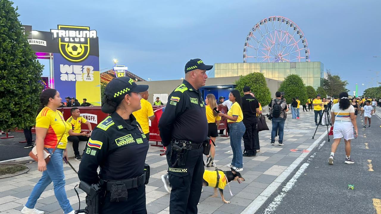 Policías realizando controles en el Gran Malecón. Foto: MEBAR.