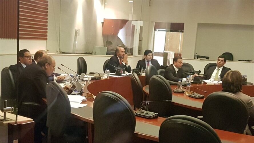 Cara a cara entre Musa Besaile, Leonidas Bustos y Francisco Ricaurte en la Comisión de Acusaciones. Foto: Lucas Pombo (W Radio)
