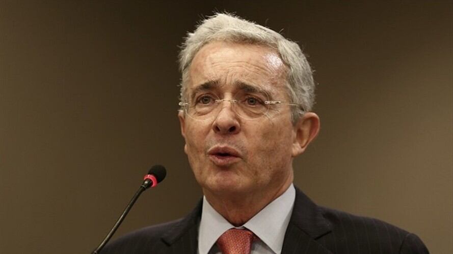 Álvaro Uribe ya entregó su carta de renuncia al presidente del Congreso. Foto: Colprensa